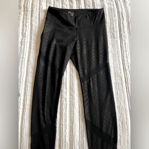 Black printed leggings.